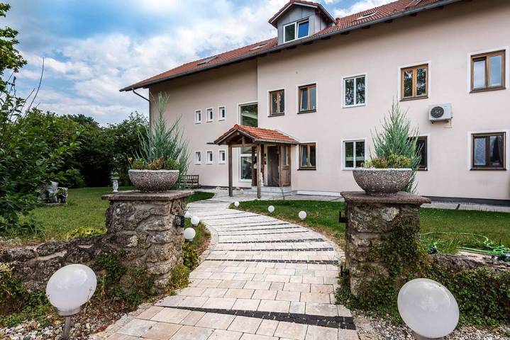 Ferienwohnung für 5 Personen, mit Balkon und Terrasse sowie Garten und Kinderpool in Edling