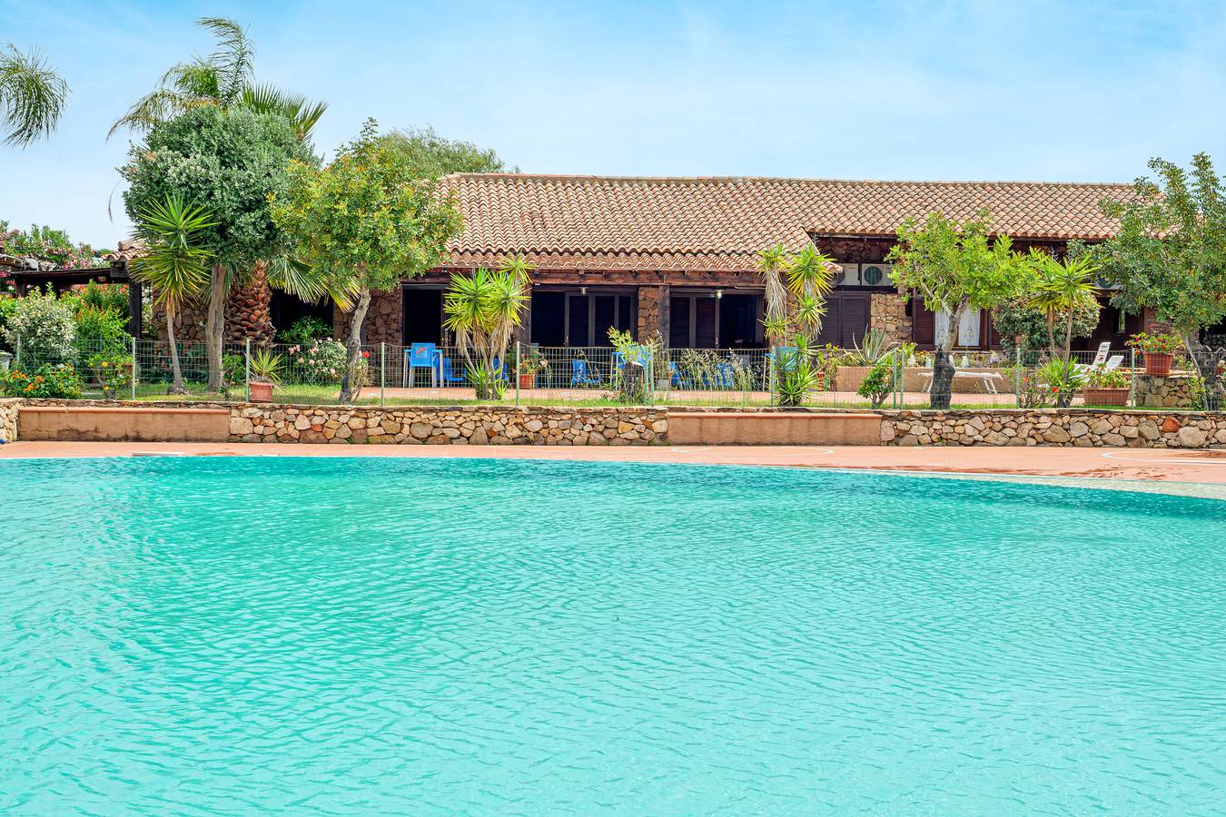 Camera 'Scirocco Vista Piscina' con vista sulle montagne, piscina condivisa e aria condizionata in Vela Blu, Costa Smeralda