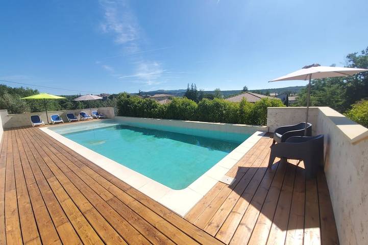 Gîte pour 4 personnes, avec terrasse et jacuzzi ainsi que jardin et piscine à Lavilledieu