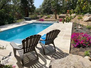 Location de vacances pour 10 personnes, avec jardin ainsi que piscine et vue à Figari