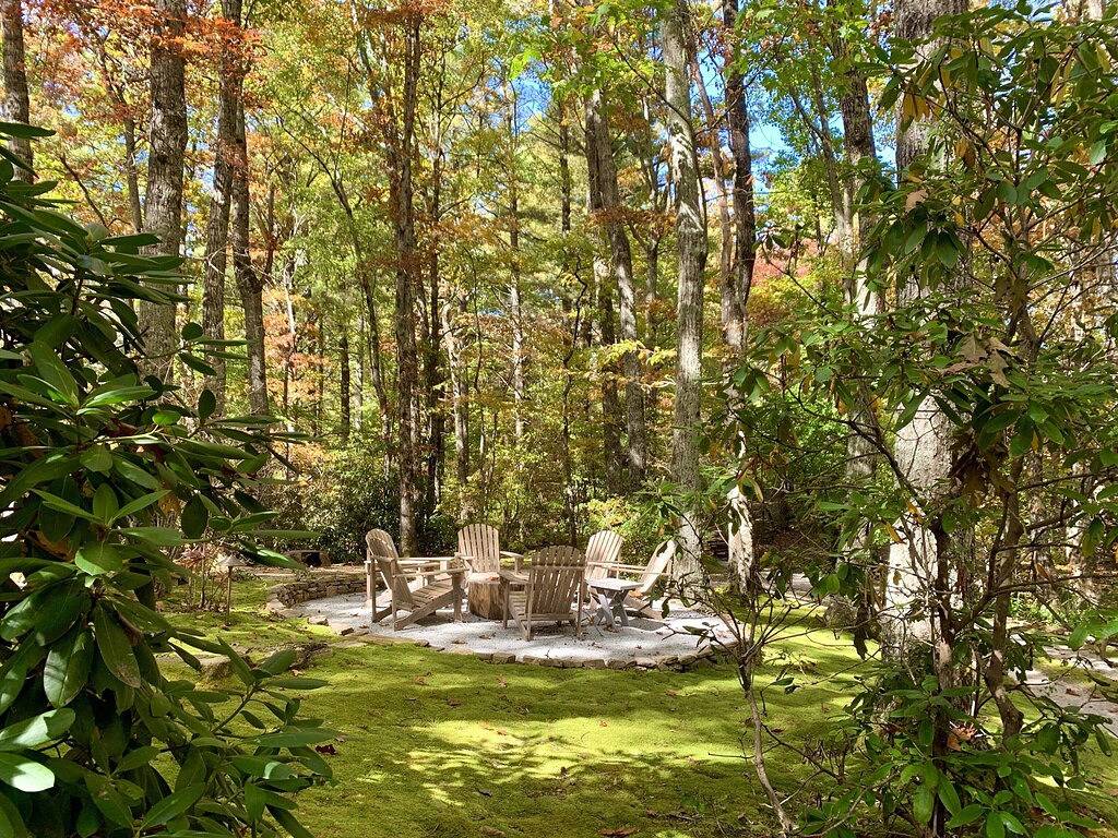 Nestleinn: Luxury Mountain Retreat with Fire Pit, Decks & Forest Views. in Scaly Mountain, Macon County