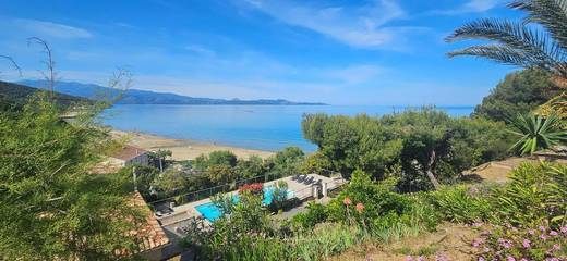 Gîte pour 2 personnes, avec piscine ainsi que jardin et vue à Farinole