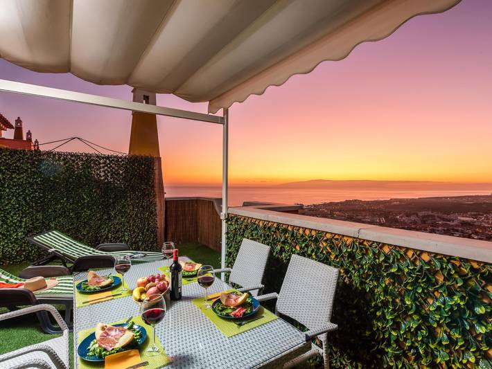 Holiday apartment for 4 people, with ocean view and pool as well as garden in Adeje