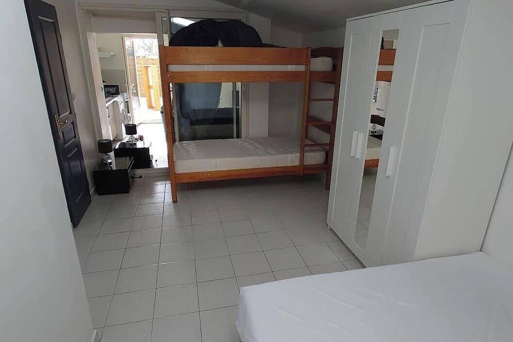 Entire apartment, Single apartment sleeping 4 in Miramas, Istres region