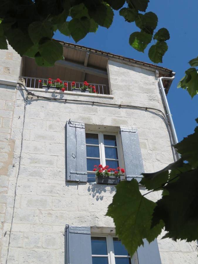 Gîte pour 4 personnes, avec terrasse et vue à Aubeterre-sur-Dronne - 2