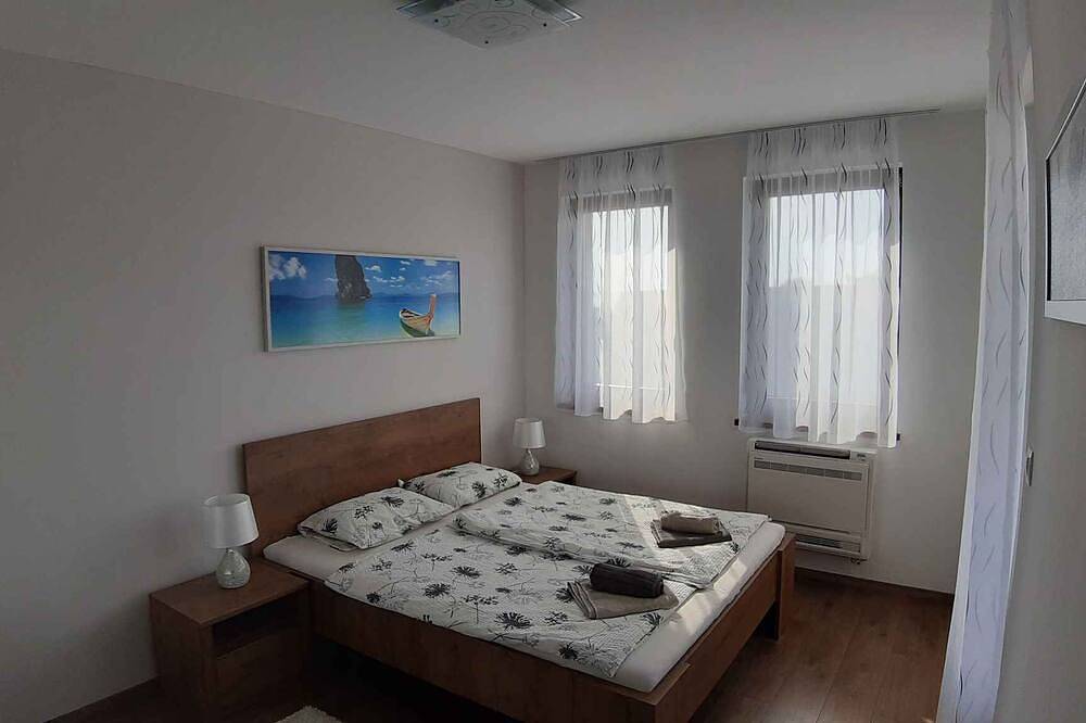 Ganze Wohnung, Ferienwohnung mit Blick auf den See und den Pool in Balatonalmadi, Plattensee nordufer