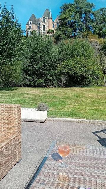 Gîte pour 10 personnes, avec jardin ainsi que vue et terrasse, animaux acceptés à Serans