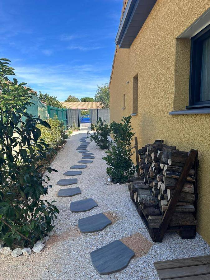 Gîte pour 2 personnes, avec terrasse ainsi que piscine et vue à Margon - 3