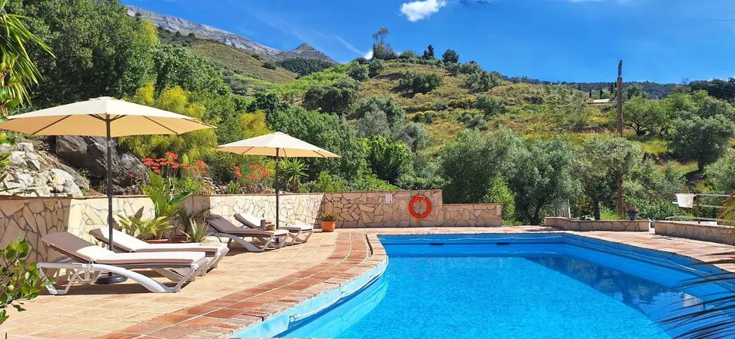 Alojamiento y desayuno para 2 personas, con jardín y jacuzzi además de terraza y piscina - 1