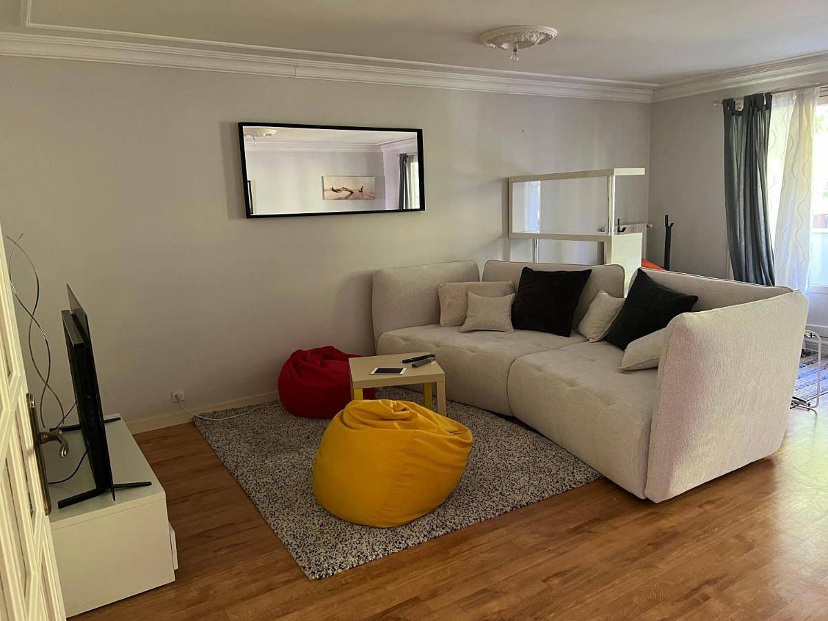 Appartement entier, Three-Bedroom Apartment in Nantes, Région de Nantes
