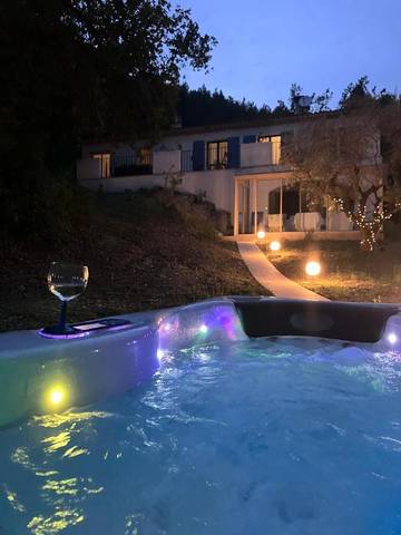 Location de vacances pour 12 personnes, avec jardin ainsi que vue et piscine, animaux acceptés à Lauris