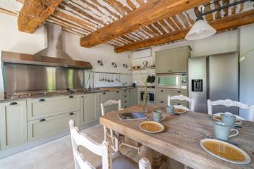 Maison De Vacances pour 15 Personnes dans Saint-Saturnin-lès-Apt, Parc naturel régional du Luberon, Photo 4