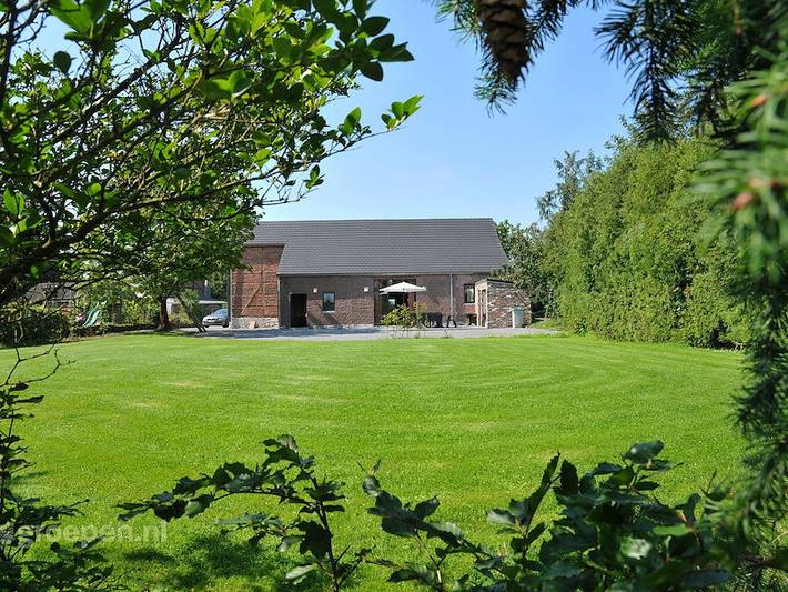 Location de vacances pour 14 personnes, avec terrasse ainsi que vue sur le lac et jardin dans Petit-Han