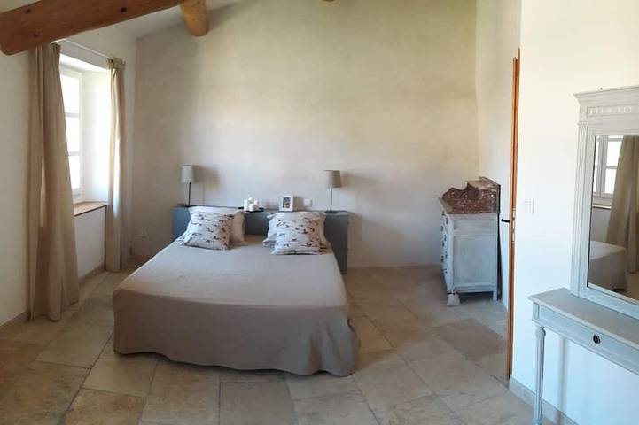 Location de vacances pour 7 personnes, avec terrasse à La Capelle-et-Masmolène - 2