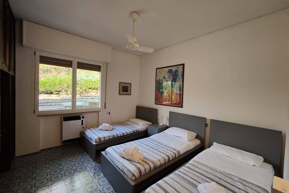 Villa:16 Personen, Swimmingpool, Garten, 2große Terrassen, unvergesslichen Blick in Torri del Benaco, Gardasee-Berge