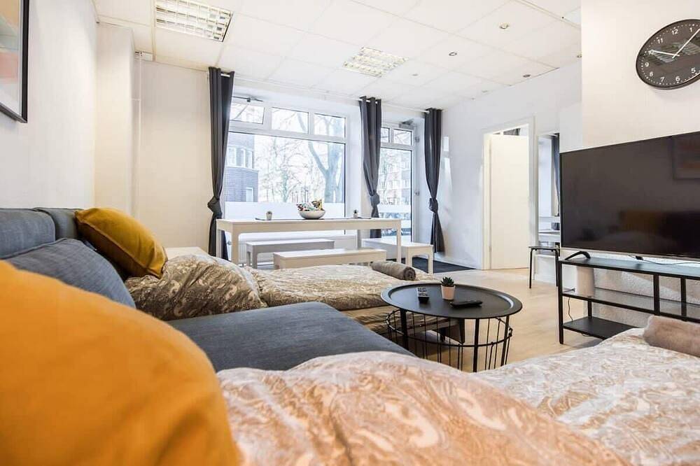 Ganze Wohnung, Spacious Two Br Close To Stadtpark and Street Parking in Barmbek Hamburg, Hamburg