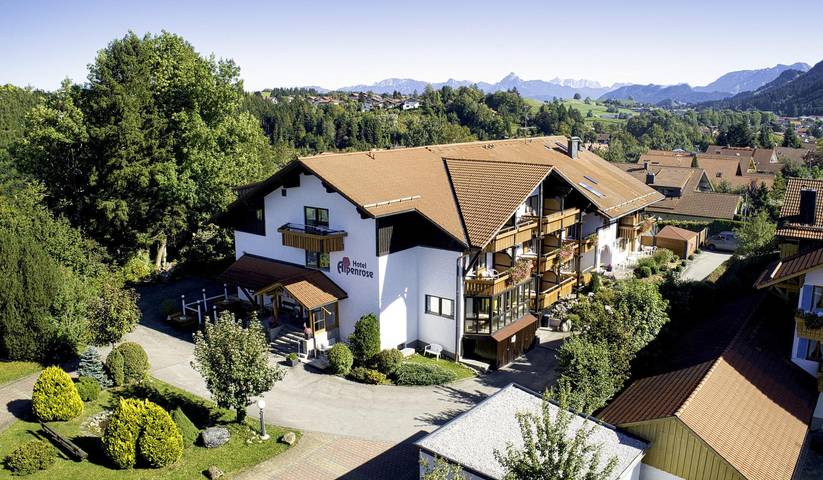 Hotel, mit Balkon und Terrasse sowie Garten und Sauna in Nesselwang