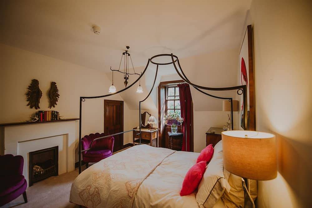 Entire apartment, Stay in a Castle: The Royal Apartment on Private Seaside Estate in Portpatrick, Dumfries and Galloway