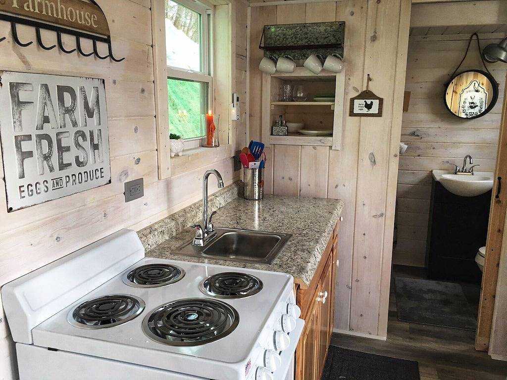 Mountain Farmer ist eine rustikale Erfahrung in einer großartigen Lage mit privatem Hottub! in Cocke County