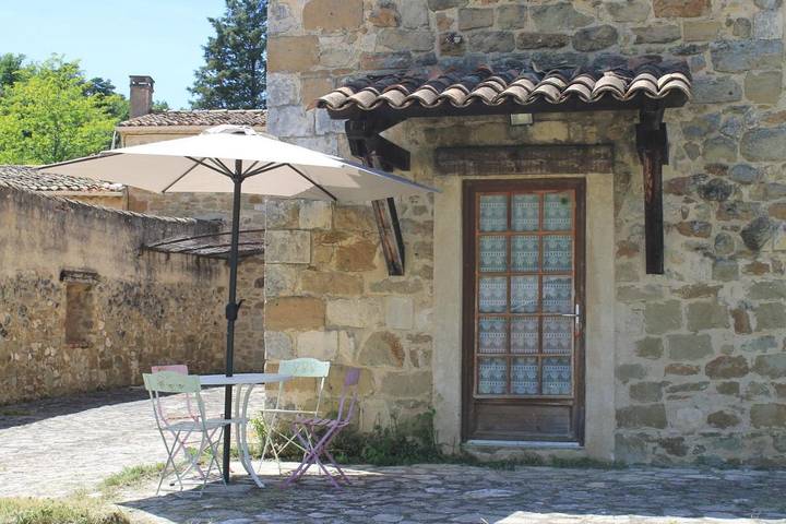 Gîte pour 2 personnes, avec jardin et terrasse ainsi que piscine et vue à Simiane-la-Rotonde - 2