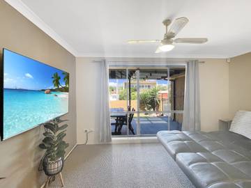 Holiday Rental for 8 People in Batehaven, New South Wales, Photo 1