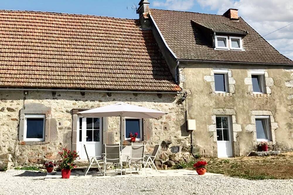 Homerez - Casa acogedora en Bagnols con terraza y jardín in Bagnols, Parque Natural Regional Volcans d'Auvergne