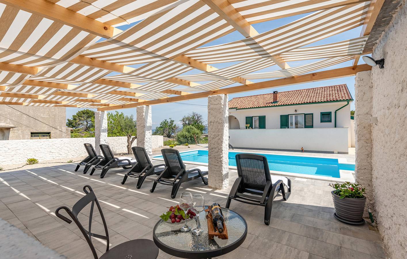Ferienhaus für 8 Personen mit Pool in Novalja, Pag