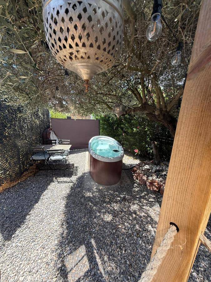 Tente pour 2 personnes, avec jardin et terrasse ainsi que piscine et jacuzzi dans les Bouches-du-Rhône - 2