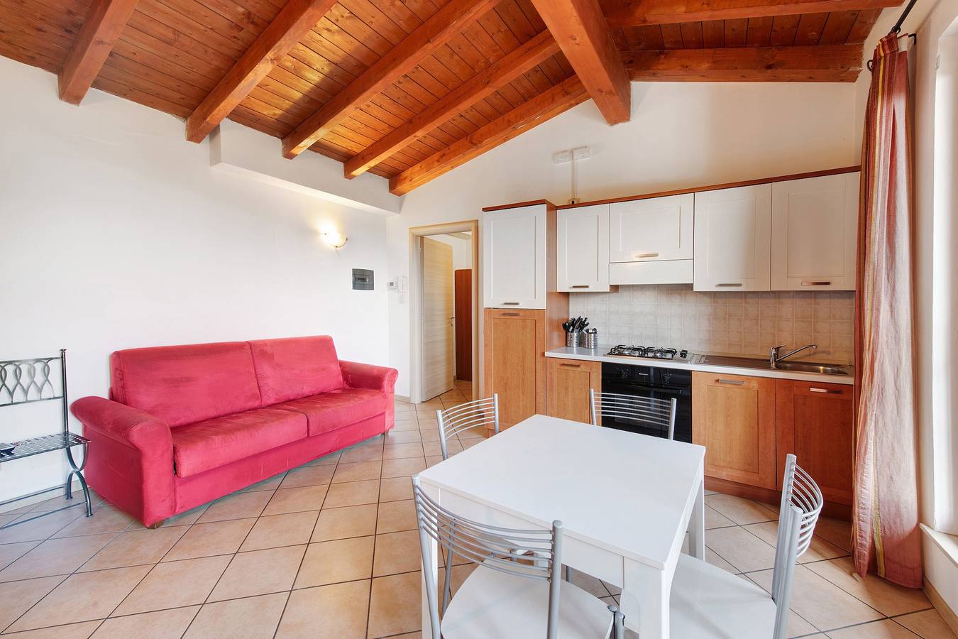 Appartamento intero, Appartamento Borgo con vista montagna, Wi-Fi e aria condizionata in San Felice del Benaco, Prealpi Gardesane