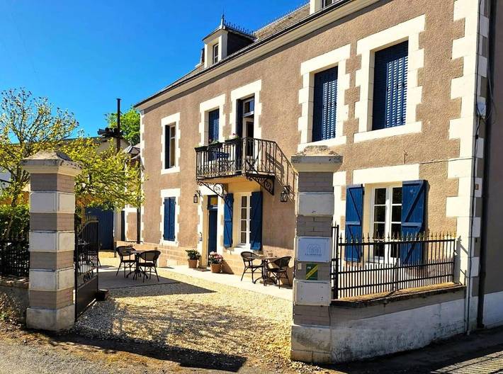 Hôtel pour 2 personnes, avec piscine ainsi que vue et jardin à Préveranges