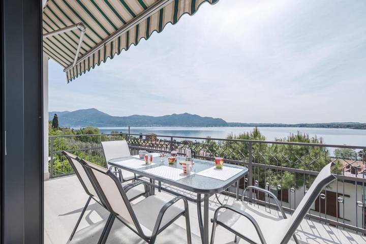 Villa per 8 persone, con giardino e terrazza nonché vista lago in Lago d'Iseo