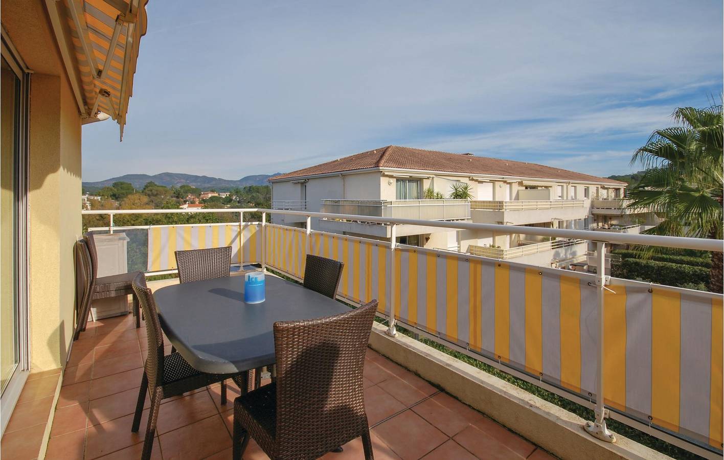 Appartement de vacances entier, Terrasse au bord de la piscine : Location de vacances avec parking in Saint-Raphaël, Massif de l'Esterel