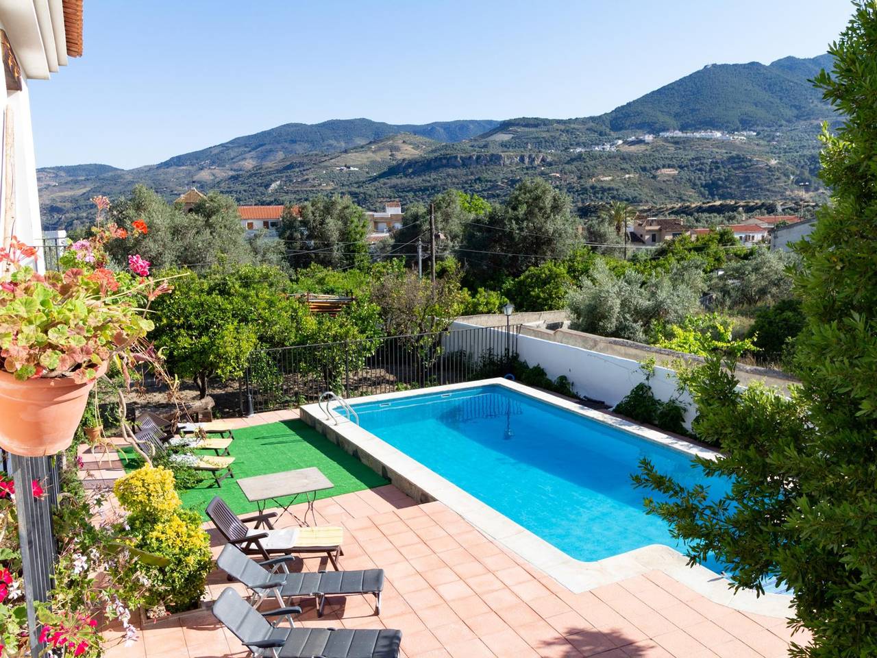 Bonita casa con terraza y piscina privada in Béznar, Lecrín