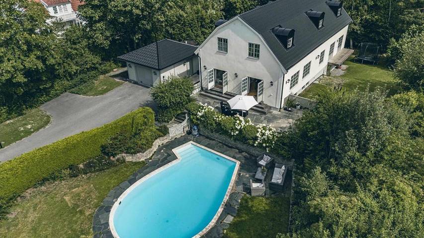 Lägenhet för 6 Personer, med Balkong samt Terass och Trädgård och Pool i Danderyd
