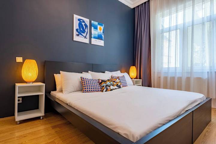 Geheel appartement, Spacious 3-Bedroom, 2-Bathroom Family Apartment in Central Location No Stair in Beyoğlu, Istanbul