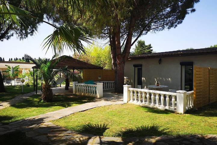 Gite T2 Les Pins avec piscine chauffé dans un parc arborée in Maraussan, Côte méditerranéenne (France)
