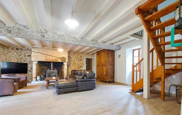 Location de vacances pour 8 personnes, avec jardin à Rougnac