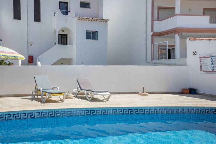 Appartement entier, Appartement "Villas Brites nº2", avec piscine partagée, jardin partagé et Wi-Fi. in Praia do Burgau, Parc naturel du Sud-Ouest Alentejano et Costa Vicentina