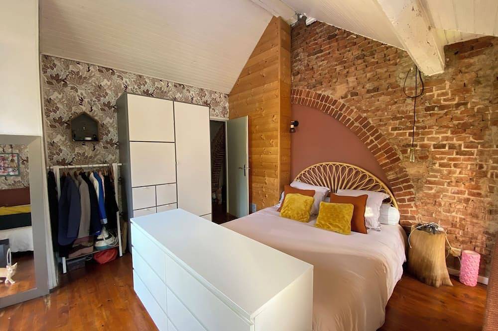 Mouline in a green setting and private swimming pool not overlooked in Lisle-sur-Tarn, Albi region