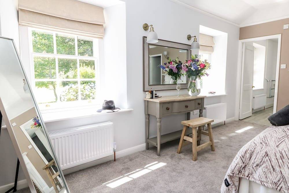 Culdrose Manor, pet friendly, luxury holiday cottage in Helston in Helston, Cornwall