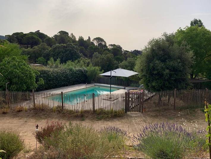 Location de vacances pour 4 personnes, avec terrasse et jardin ainsi que piscine et vue à Mourèze