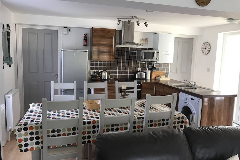 Apartamento entero, Neap Tide Looe. Amplio apartamento de 3 dormitorios y 2 baños, a poca distancia de la ciudad y la playa in Looe, Cornualles