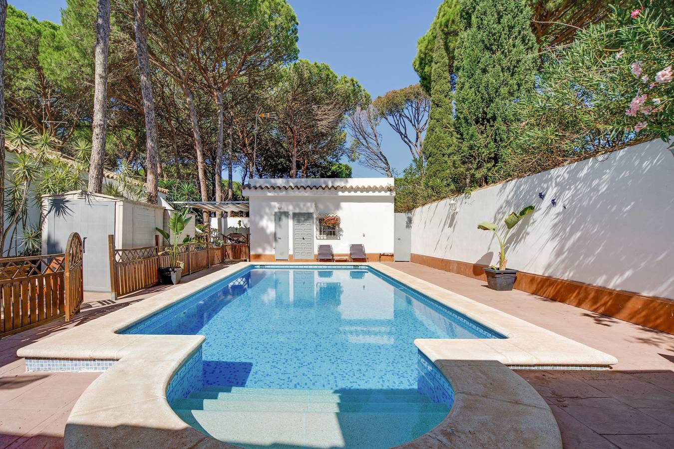 Villa 'El Limonar' con piscina compartida, Wi-Fi y aire acondicionado in Playa La Barrosa, Chiclana de la Frontera