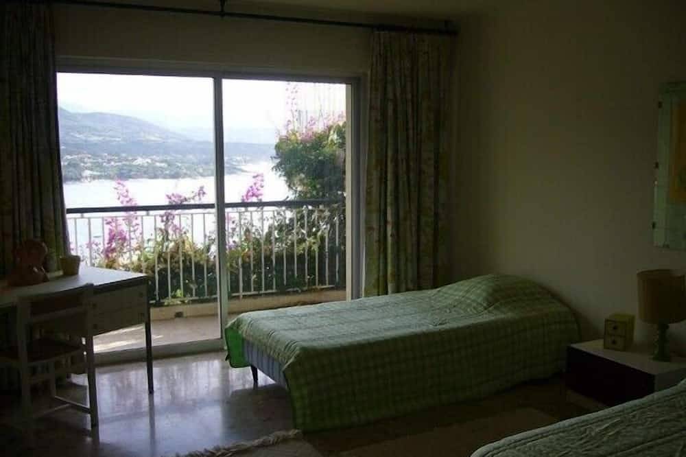 Family villa in Corsica with fabulous sea views in Sagone, Vico