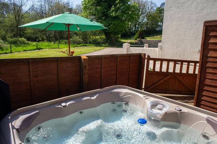 Cottage for 10 people, with terrace and hot tub as well as garden in Wales