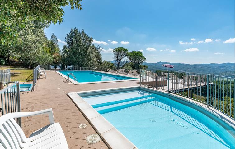 Appartamento intero, Appartamento a bordo piscina in centro città con parcheggio in Citerna, Valtiberina
