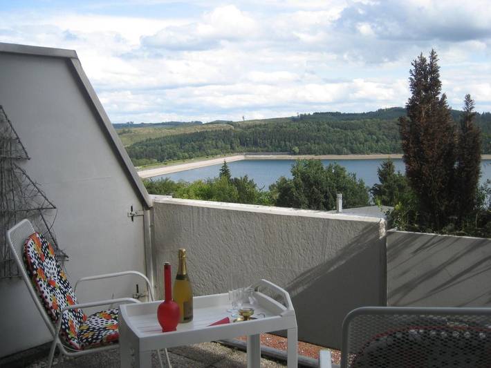 Geheel appartement, Appartement 'Seeappartement Sorpeglück' met uitzicht op het meer, balkon en zwembad in Langscheid (Sorpesee), Sundern