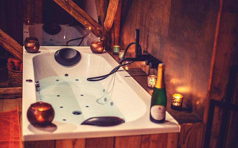 Cottage pour 2 personnes, avec jacuzzi ainsi que sauna et jardin dans Mormont