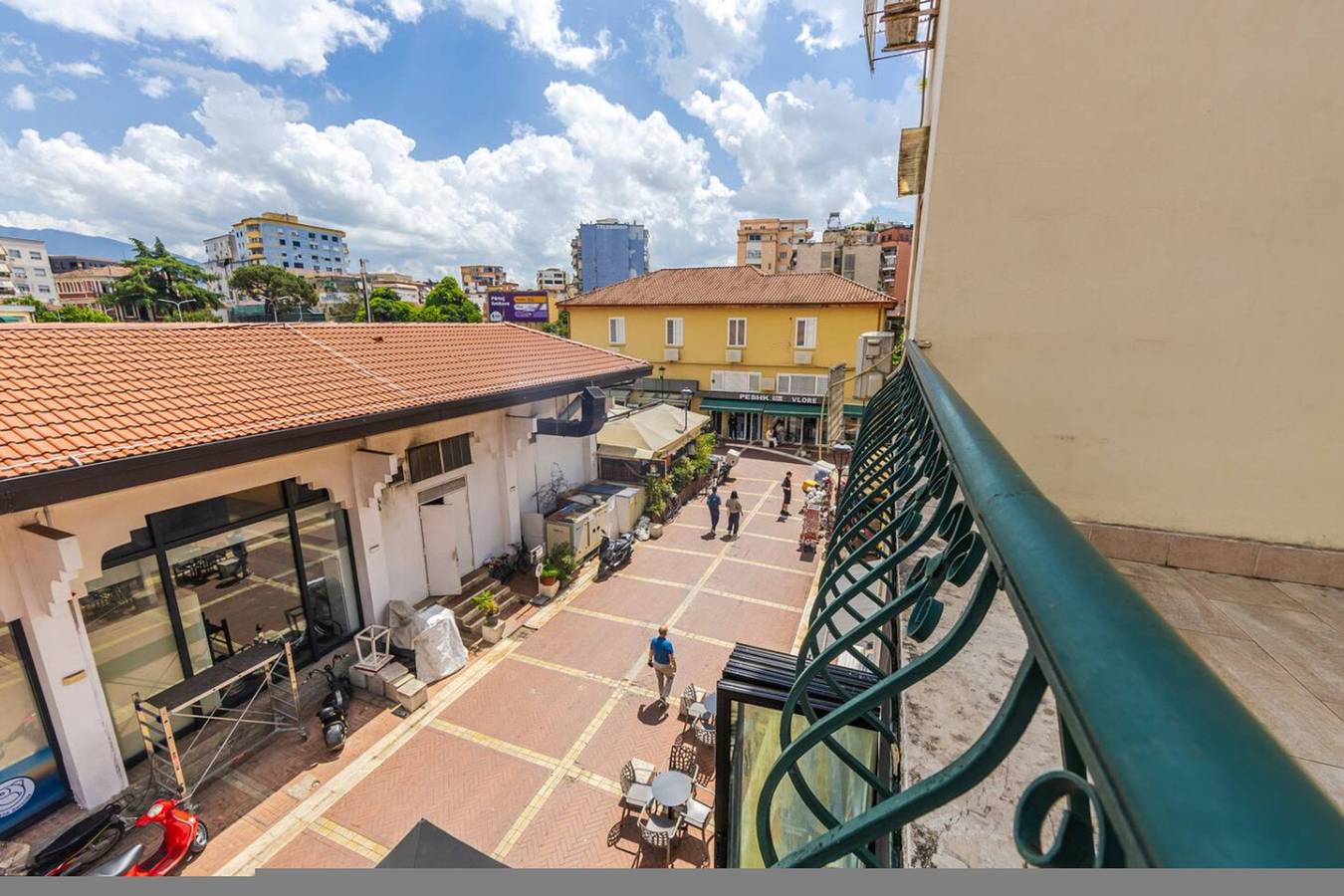 Ganze Wohnung, Ferienwohnung für 6 Personen mit Balkon in Tiranë, Albanien