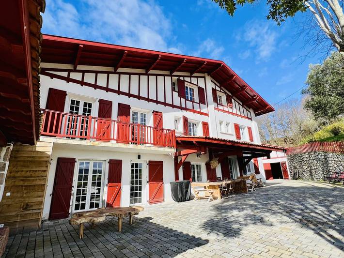 Villa pour 14 personnes, avec Balcon et Terrasse ainsi que Jardin et Piscine au Pays basque